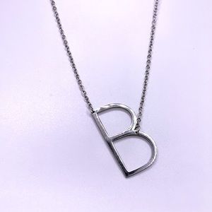 ⭐️ 🌟 
Statement initial “B” silver necklace